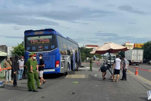 Va chạm với ô tô khách, xe máy cháy rụi, 2 người tử vong
