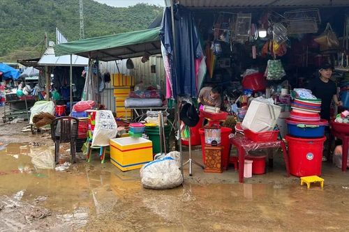 Người dân Đà Nẵng tất bật dọn bùn sau mưa lụt giữa mùa hè