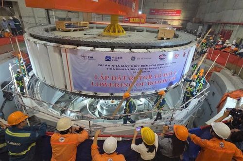 Hạ đặt Rotor tổ máy số 1 Thủy điện Hòa Bình mở rộng