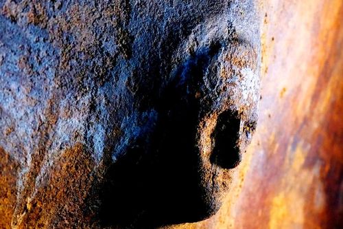 Khuôn mặt bí ẩn hiện ra trên bể nước cổ nghìn năm tuổi