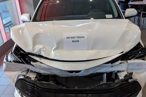 Toyota trưng bày Camry tai nạn 'bẹp đầu, nát đuôi' ở đại lý
