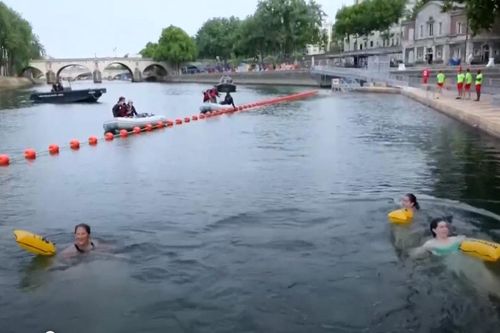 Người dân Paris lần đầu được tắm sông Seine sau hơn 100 năm