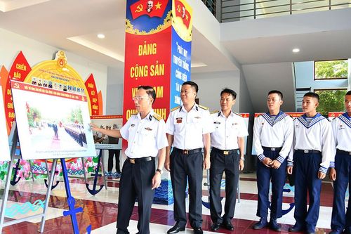 Trưng bày ảnh 'Tự hào người chiến sĩ Hải quân'