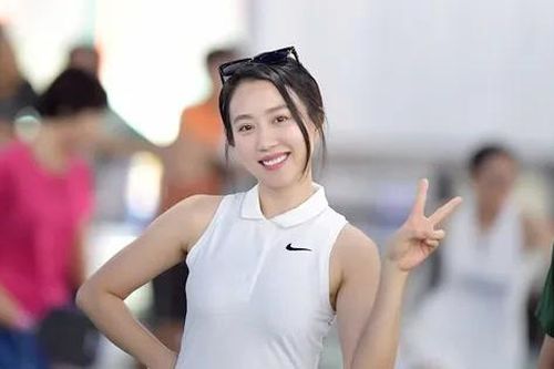 Diễn viên Huỳnh Hồng Loan dẫn đầu cuộc đua Người đẹp Pickleball