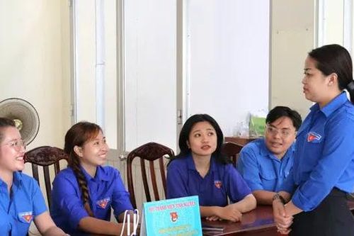Thanh niên Cần Thơ hỗ trợ người dân tra cứu, nộp hồ sơ trực tuyến