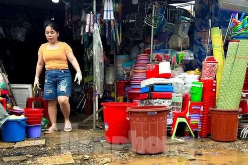 Tiểu thương Đà Nẵng đóng cửa dọn bùn sau trận mưa lũ trái mùa
