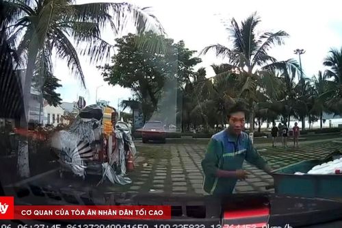 Công nhân đẩy xe rác có hành động khiến cộng đồng mạng xúc động