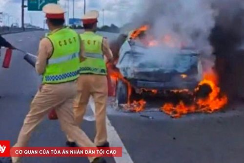 Ô tô cháy dữ dội trên cao tốc