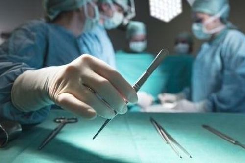 Cô gái gào khóc 'khâu lại giúp, con đau lắm' và cuộc mổ nghẹt thở của bác sĩ