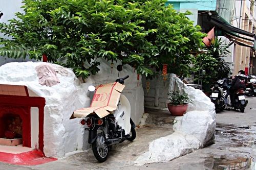 Bí ẩn ngôi mộ cổ trong hẻm nhỏ TPHCM, người dân xem như Thổ địa