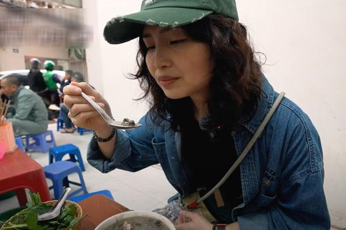 Khách nước ngoài thử món ăn sáng ở Hà Nội, ban đầu sợ, ăn lại nức nở khen ngon