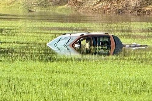 Hai vợ chồng tử vong sau khi lái ô tô bán tải xuống lòng hồ
