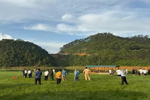 Xe bán tải lao xuống hồ lúc nửa đêm, hai vợ chồng tử vong thương tâm