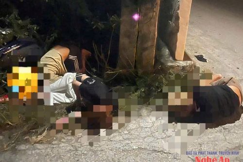 Quỳnh Lưu: Mất lái ở đoạn đường cong, xe máy chở 3 thanh niên đâm vào cột điện khiến 2 người chết