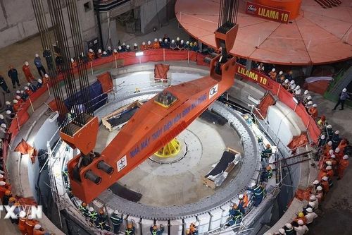 Cận cảnh quá trình hạ đặt rotor tổ máy số 1 Dự án Thủy điện Hòa Bình mở rộng