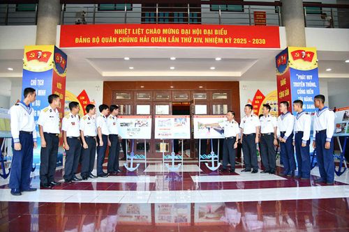 Trưng bày ảnh 'Tự hào người chiến sĩ Hải quân'