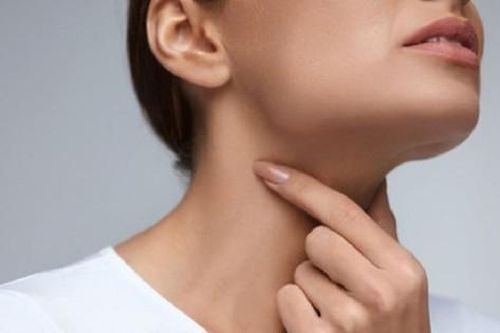 Nữ ca sĩ mất giọng, họng đau như dao cắt vì thứ đồ uống giới trẻ 'mê tít'