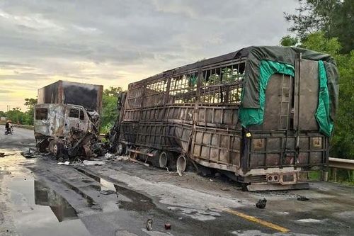 Hiện trường vụ tai nạn hai xe ô tô đối đầu, bốc cháy trong đêm khiến hai người thương vong