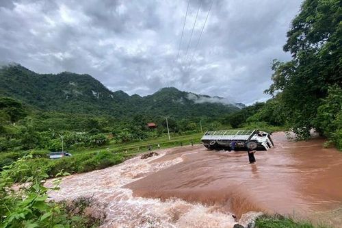 Mưa lớn trong đêm nhiều hộ dân phải di dời, giao thông chia cắt