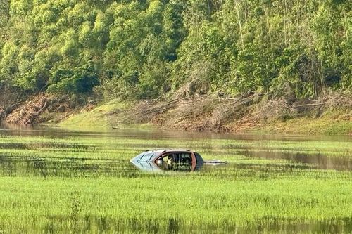 Quảng Ninh: Hai vợ chồng tử vong sau khi lái ô tô bán tải xuống lòng hồ