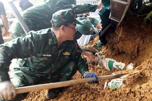 Bộ đội biên phòng nỗ lực giúp người dân khắc phục hậu quả sạt lở do mưa lớn