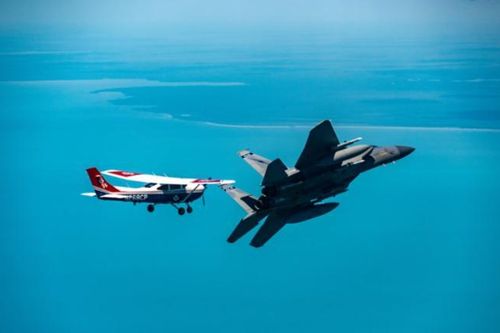 Chiến đấu cơ F-16 Mỹ chặn máy bay lạ gần sân golf của Tổng thống Trump