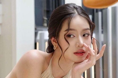 Hoa hậu Thanh Thủy lên tiếng về hình ảnh mặt sưng phồng khác lạ khi qua Mỹ