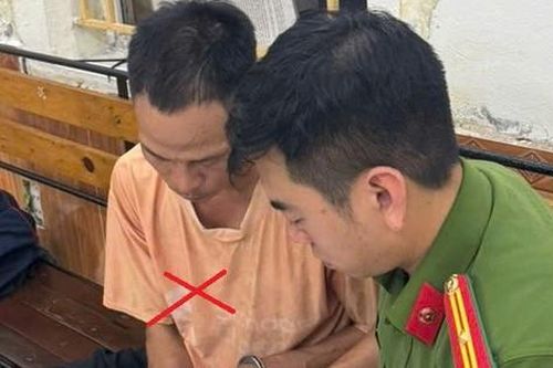 Tạm giữ người bố xích chân con treo ngược lên rồi dùng thanh gỗ đánh