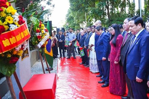 Thủ tướng Phạm Minh Chính dâng hoa tưởng niệm Chủ tịch Hồ Chí Minh tại Brazil