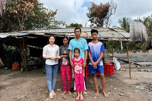 Trao tiền hỗ trợ cho hộ dân bị cháy nhà ở xã Vĩnh Bình