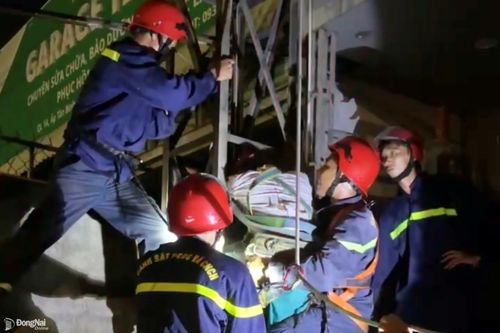 Lính cứu nạn kịp thời đưa người mắc kẹt trên bảng quảng cáo cao 15m xuống nơi an toàn