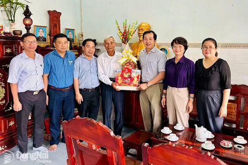 Lãnh đạo xã Xuân Phú thăm hỏi người có uy tín và đồng bào dân tộc thiểu số, tôn giáo tại địa phương