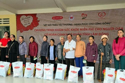 Hơn 1 tỷ đồng khám bệnh, tặng quà, dạy nghề, trợ vốn cho người dân khó khăn