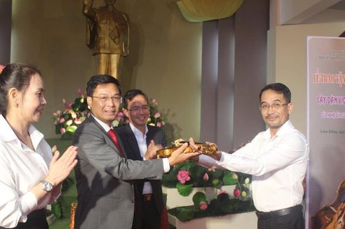 Lâm Đồng đón nhận đàn violin độc bản bằng sứ của nghệ sĩ Nguyễn Xuân Huy