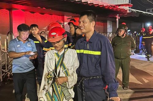 Cảnh sát Đồng Nai giải cứu người đàn ông mắc kẹt trên biển quảng cáo cao hơn 15m