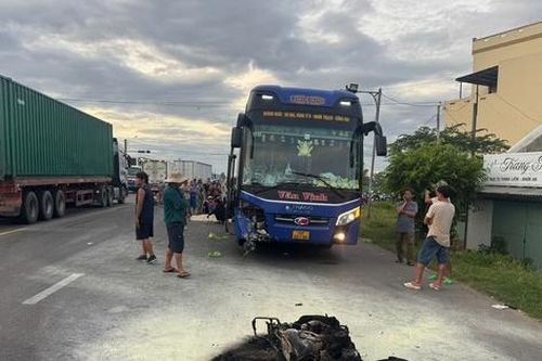 Xe máy cháy rụi sau va chạm với xe khách, 2 người tử vong
