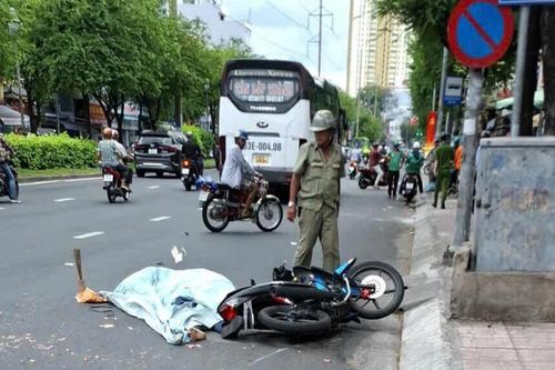Va chạm với xe khách, người đàn ông tử vong thương tâm