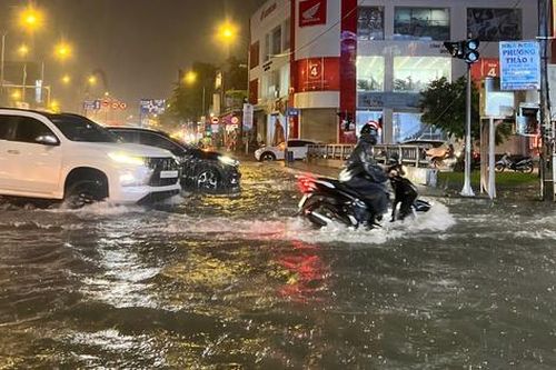 Vì sao các tuyến đường Đà Nẵng ngập úng chỉ sau trận mưa trong một giờ?