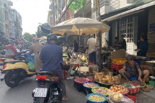 Bài 2: Chợ tự phát 'lấn át' lòng đường