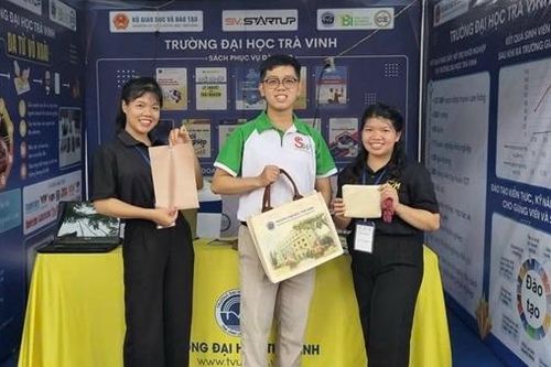 Sinh viên miền Tây biến phế phẩm nông nghiệp thành sản phẩm thời trang