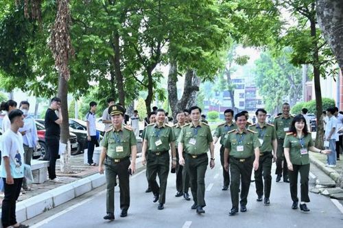 Thứ trưởng Trần Quốc Tỏ kiểm tra công tác tổ chức Kỳ thi đánh giá của Bộ Công an năm 2025