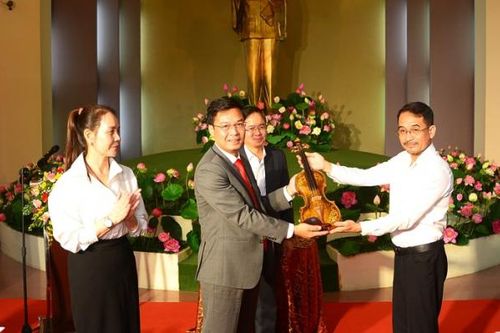 Chiếc violin sứ độc bản về với nhân dân Lâm Đồng