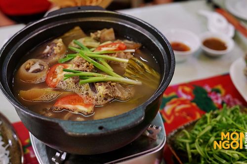Bò om dưa chua bỗng