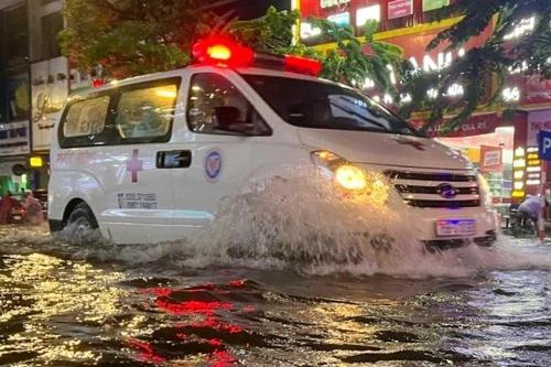 Đà Nẵng ngập diện rộng sau cơn mưa kéo dài