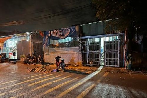 Xe máy ôm cua đoạn đường cong lao vào cửa nhà dân, hai người thương vong