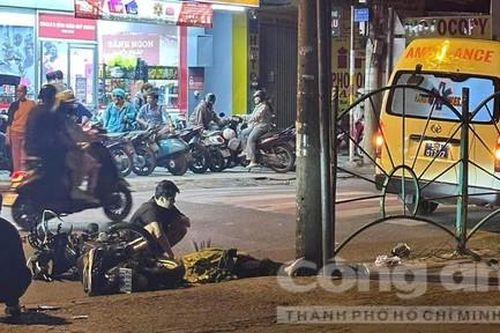 Xe máy tông cột điện trong đêm, tài xế xe ôm công nghệ tử vong