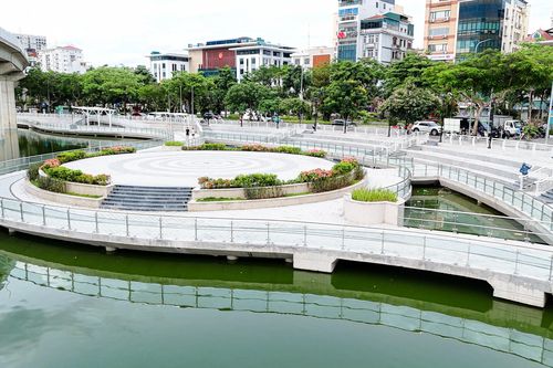 Diện mạo khang trang, hiện đại của hồ Hoàng Cầu sau một năm cải tạo