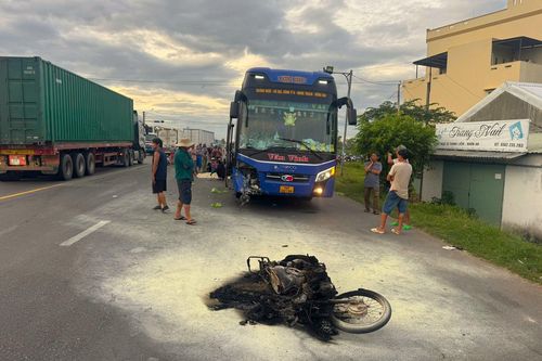 Xe máy cháy rụi sau va chạm ô tô khách, 2 người tử vong tại chỗ