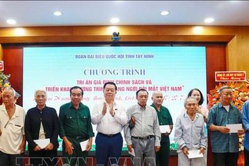 Trưởng ban Tuyên giáo và Dân vận Trung ương Nguyễn Trọng Nghĩa tặng quà gia đình chính sách tại tỉnh Tây Ninh