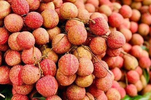 Vải thiều 'đại hạ giá' chỉ vài nghìn đồng/kg bán tràn ngập thị trường